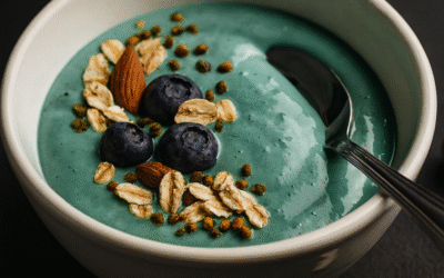 Smoothie Bowl de Arándanos y Spirulina en Hebras: Un Desayuno Funcional y Lleno de Energía
