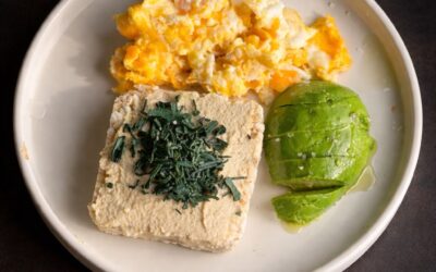 Huevo Revuelto con Spirulina en Hebras: el desayuno proteico que no te imaginabas