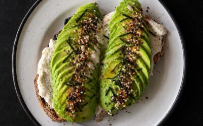 Tostada Keto con Palta, Hummus y Spirulina en Hebras | Lista en 5 Minutos